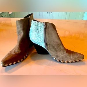 ANTHROPOLOGIE Jeffrey Campbell Size 8 taupe and blue heeled booties with studs